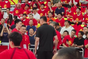 这就是MVP的实力！贺希宁开场就无视防守，直接在外线打3+1