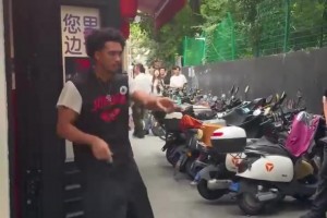 AC米兰vs尤文图斯现场直播_AC米兰vs尤文图斯免费回放录像_AC米兰vs尤文图斯全场回放免费观看敬业！麦凯恩在上海跳舞，工作人员：非常抱歉能再来一条吗？