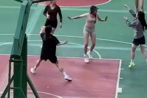 科莫vs博洛尼亚现场直播_科莫vs博洛尼亚在线观看直播免费_科莫vs博洛尼亚全场回放免费观看杨毅曾谈与雷霆三少更愿意和谁当朋友：登哥啊，他会带我玩，KD只会打球