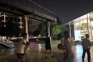 CBA直播高清回放_CBA直播直播在线观看免费_CBA直播全场免费直播别看小姐姐穿连衣裙和拖鞋，看着架势真的会打球！